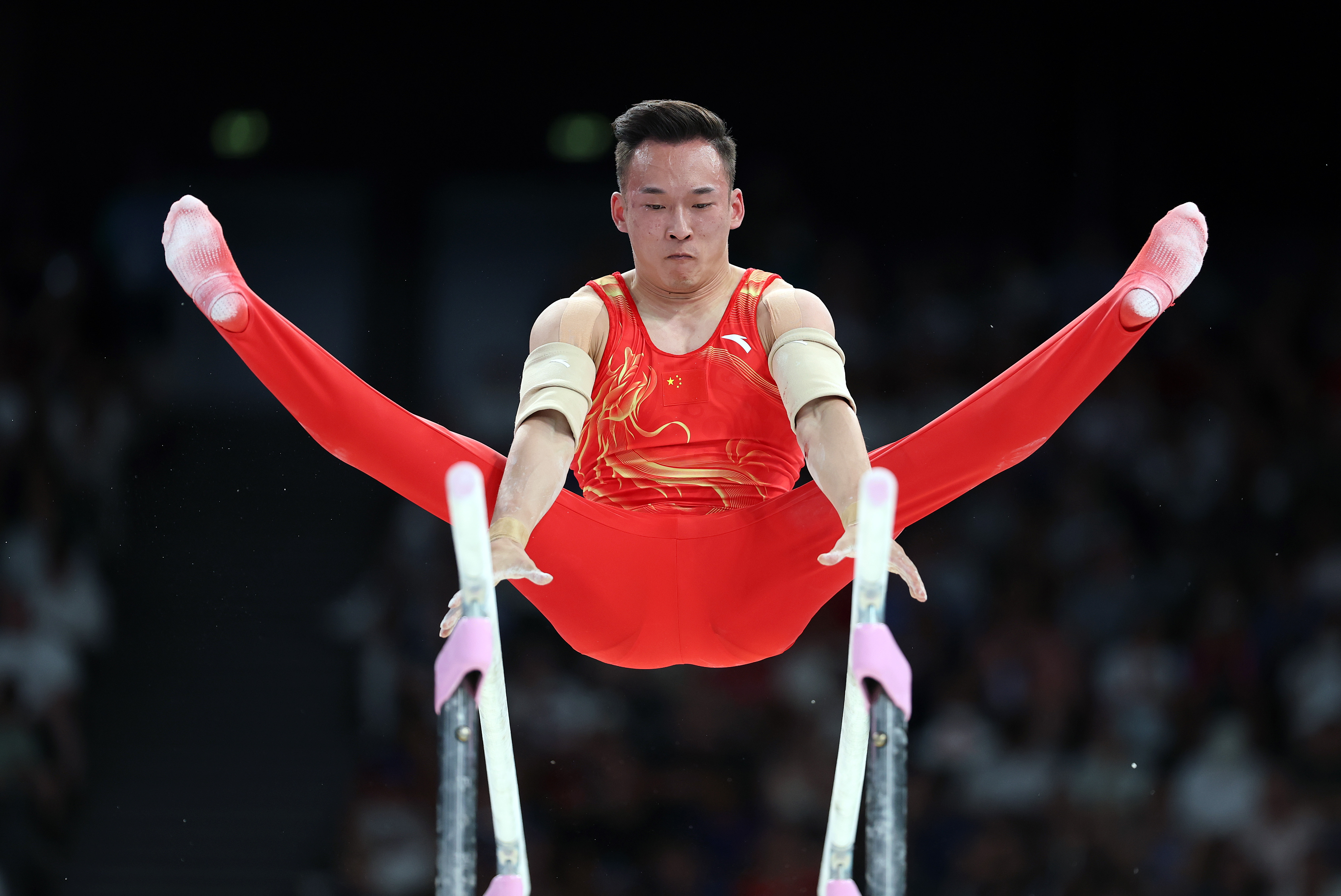 半岛体育在线网站-体操比赛场上竞技激烈，超高难度难度动作层出不穷