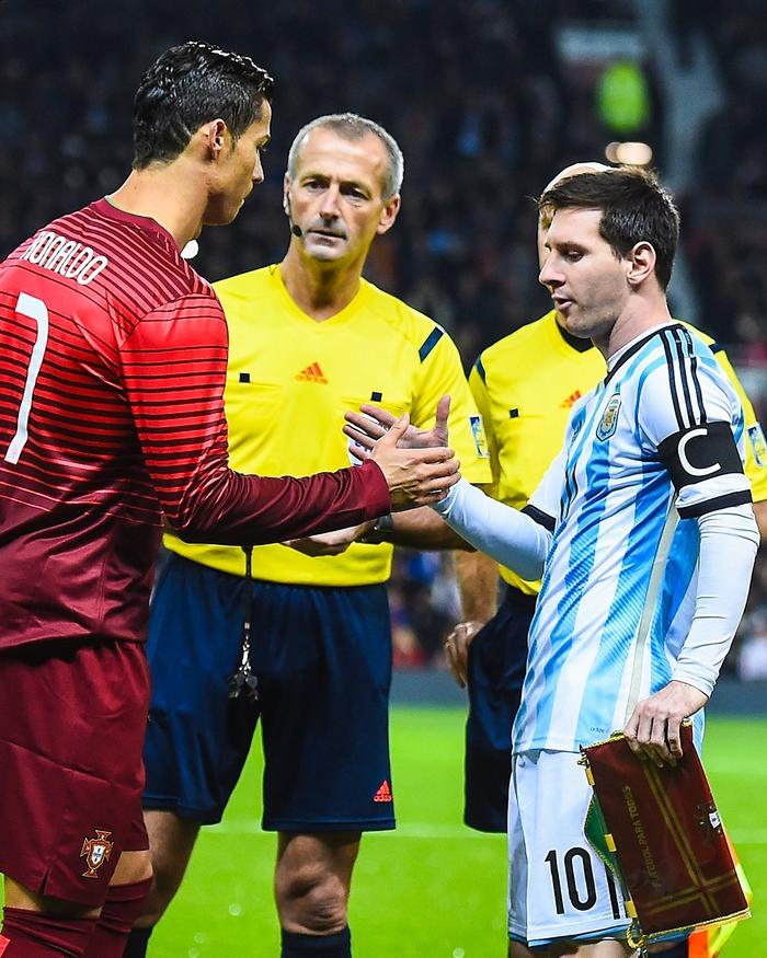 半岛体育在线网站-巴萨遭遇惨败，梅西面临欧冠失落