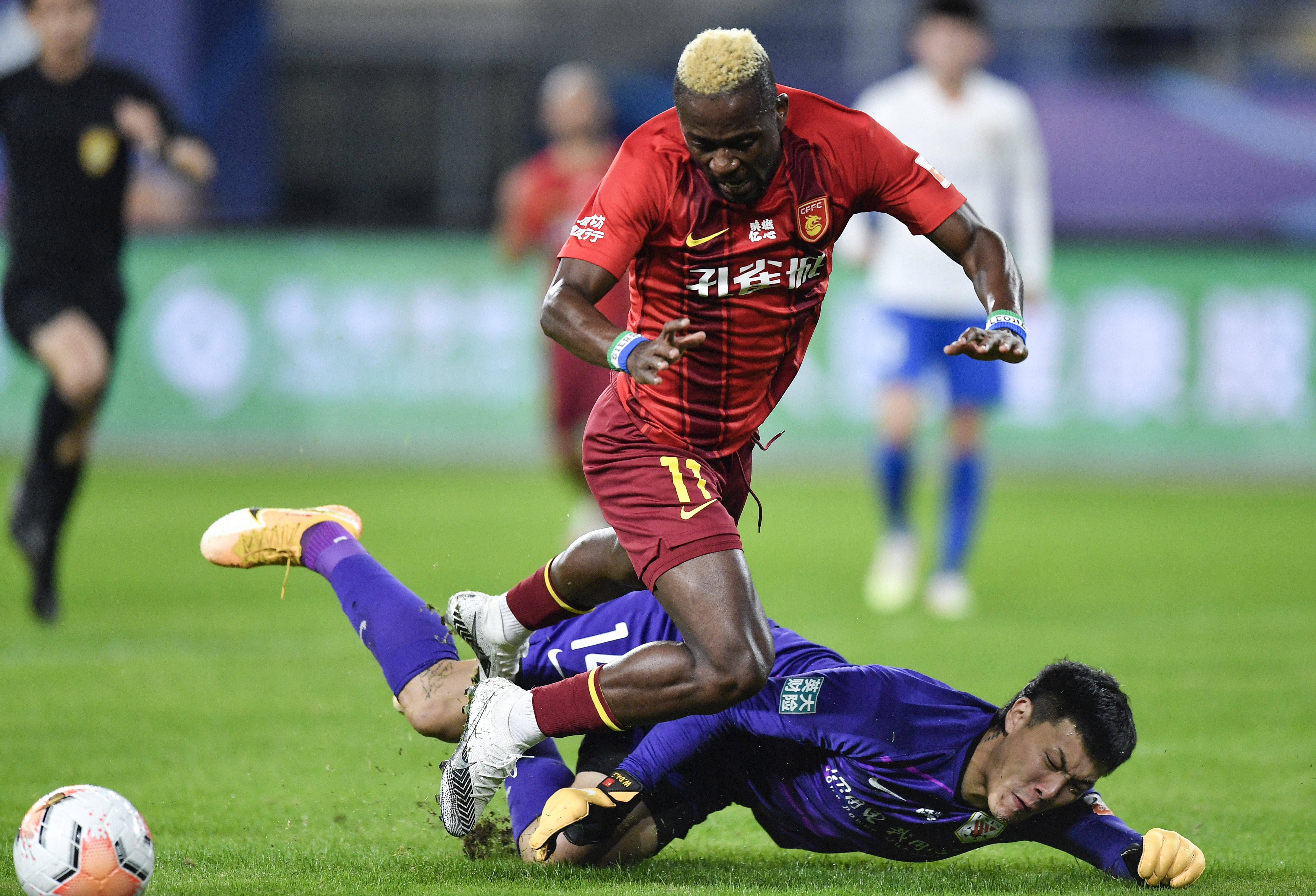 半岛体育官网登录-鲁能主场大胜华夏，重振士气的简单介绍